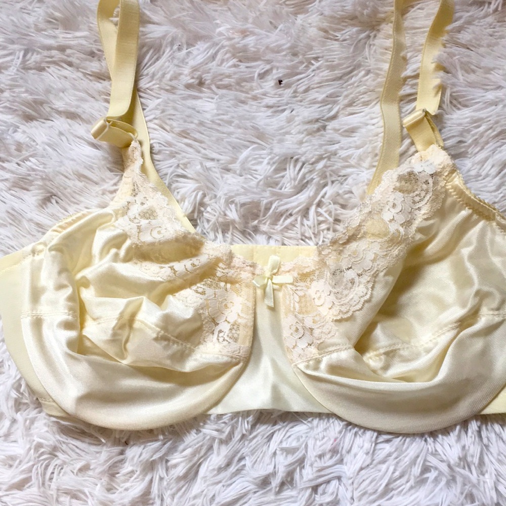 NWT Natural Wear Off White Lace and Silky Bra With Adjustable Straps